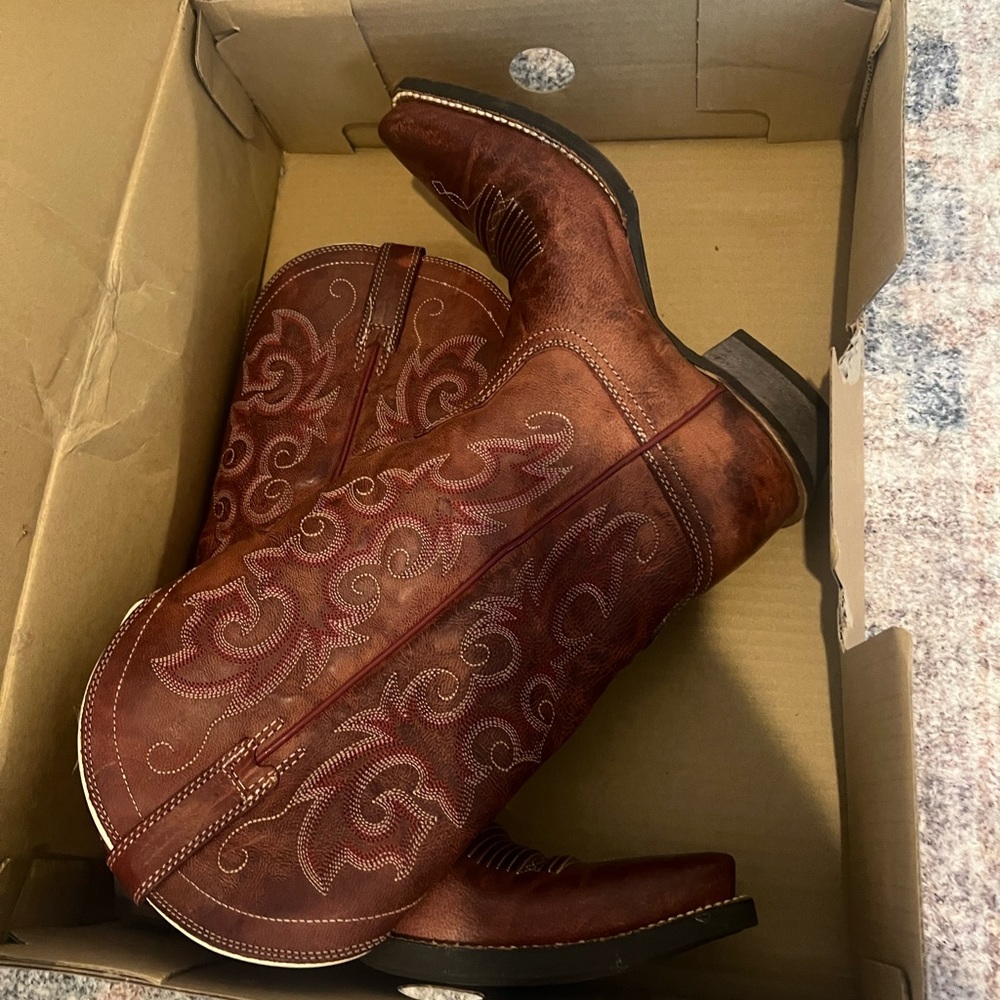 Women’s 5.5 Ariats